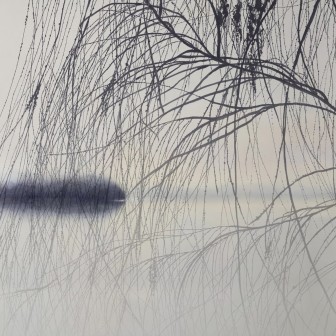 Tapet abstract cu design minimalist, imaginea creeaza iluzia unui peisaj cu un lac si crengi de salcie, adaugand o nota de liniste si armonie.