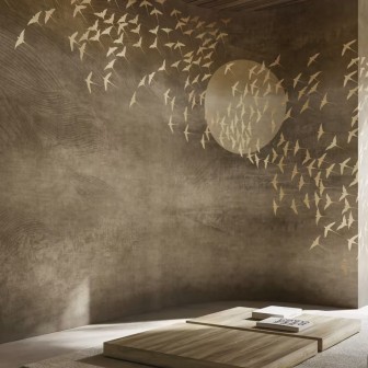 Imagine de fundal cu pasări aurii pe un fundal maro deschis.