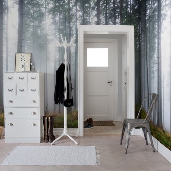 Tapet 3D cu design realist al unei păduri învăluite în ceață, perfect pentru hol, dormitor sau sufragerie.