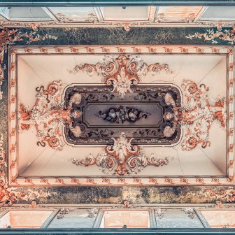 Tapet cu design clasic, Beyond Us, pentru tavan