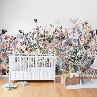 Tapet floral pastelat May Meadow cu flori delicate pe fundal alb.