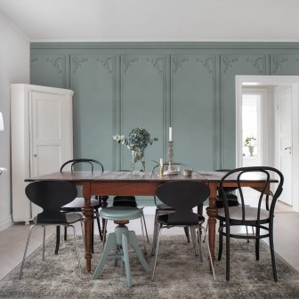 Tapet 3D cu panouri franceze în nuanțe de gri, folosit într-un interior modern cu o masă de dining din lemn masiv și scaune negre