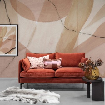 Fototapet abstract roz prăfuit cu canapea portocalie într-un living modern