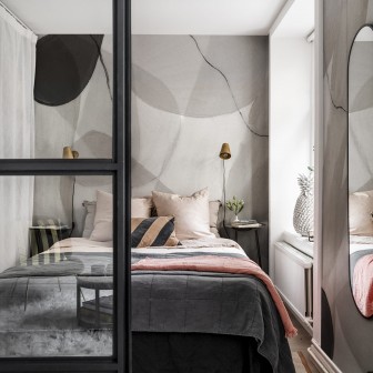 Tapet modern cu design minimalist, Asana, Sand, cu o pat în cameră, un perete gri cu modele abstracte, o oglindă pe un perete și un ghiveci cu ananas lângă fereastră