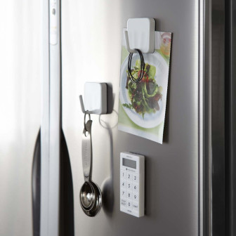 Cârlig magnetic alb pentru depozitare pe frigider