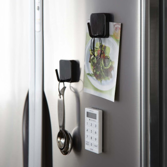 Cârlig magnetic negru pe frigider