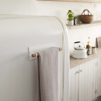 Suport magnetic pentru prosoape montat pe frigider