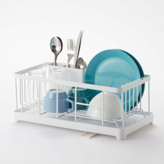 Uscător de vase alb cu vase uscate