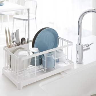 Uscător de vase alb cu vase uscate