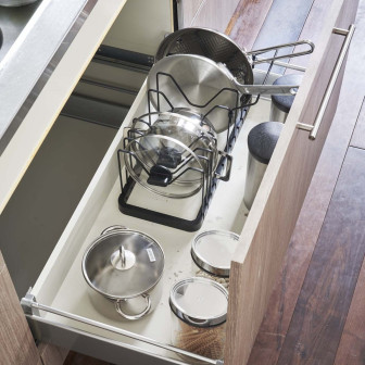 Organizator extensibil pentru capace și tigăi în sertar