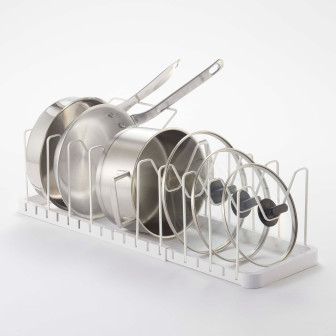 Organizator extensibil pentru tigăi și capace într-un sertar de bucătărie