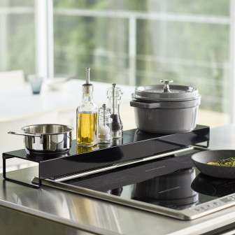 Poliță extensibilă neagră pentru organizarea spațiului în bucătărie