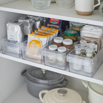 Organizator de frigider cu divizoare, alb, ideal pentru depozitarea alimentelor.