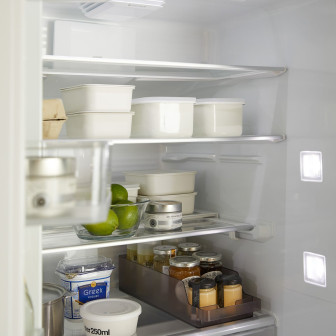 Frigider organizat cu organizator negru