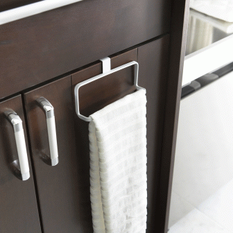 Suport pentru prosoape de bucătărie alb, fixat pe ușa unui dulap.