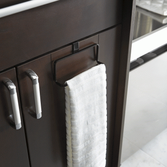 Suport pentru prosoape de bucătărie negru, montat pe ușa unui dulap