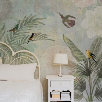 Tapet Bright Sensation cu păsări tropicale vibrante și frunze luxuriante, pe un fundal delicat de beton